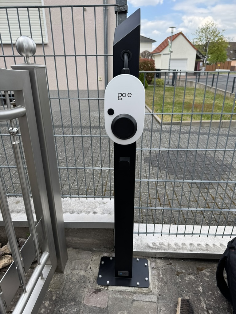 Wallbox an einer schwarzen Stele bei einem Privatkunden in Mainhausen